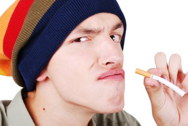 komik surat cigarete elinde olan genç adam
