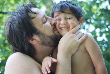 sevimli çocuk ve babası ona ellerine doğada holding