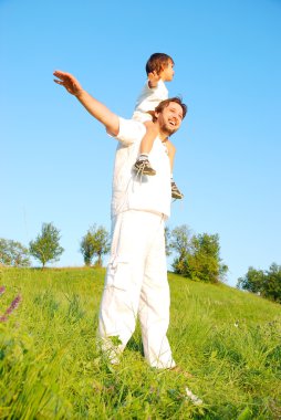 beyaz çocuğun güzel çayır ile genç Baba