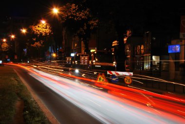 jonge gelukkig Indiase vrouw liggen op de vloer