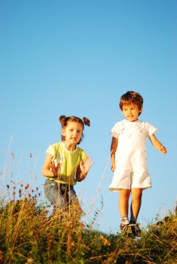 mutlu küçük kız ve atlama ve doğada joying çocuk