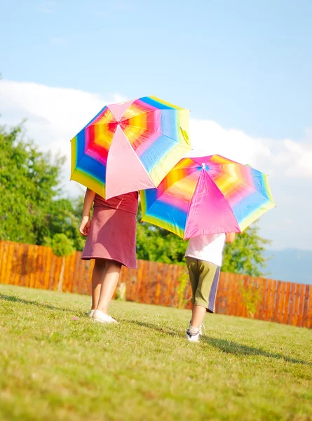 Kinderaktivität, Sonnenschirm, Sommer, Spiel, lustig — Stockfoto