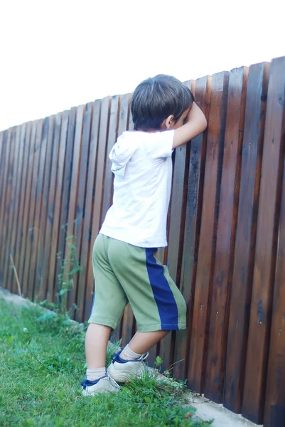 Il ragazzo sta giocando in giardino — Foto Stock