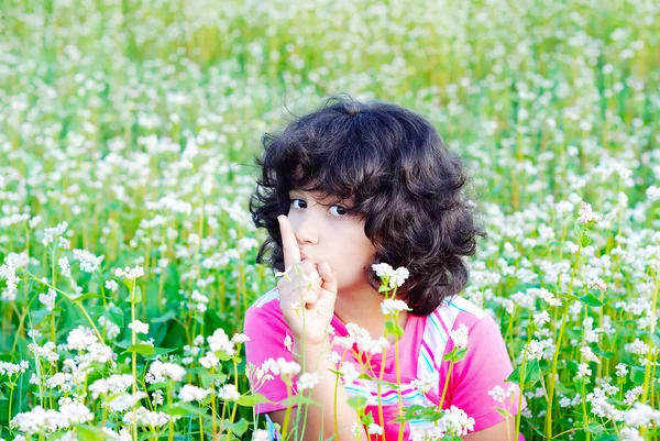 草の上の愛らしい少女 — ストック写真