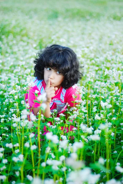 Menina adorável na grama verde — Fotografia de Stock