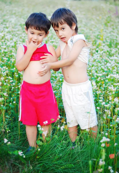 Два младших брата на улице — стоковое фото