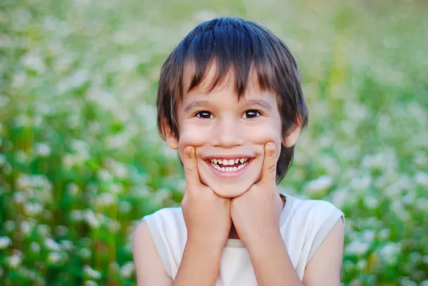Dziecko z uśmiechem grymas — Zdjęcie stockowe