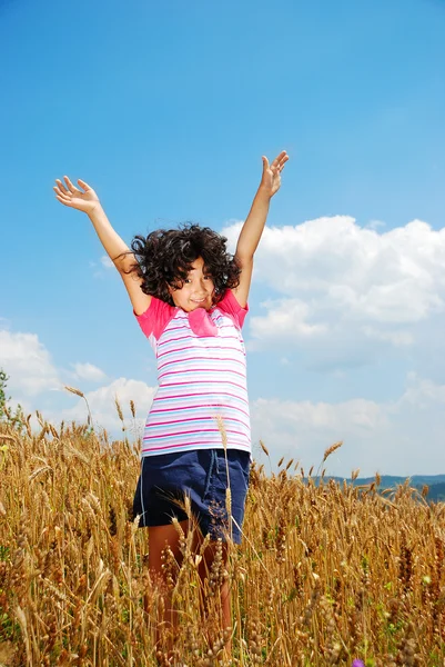 Une jolie petite fille sur le champ de blé — Photo