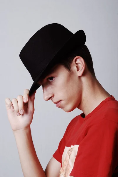 Junges männliches Model mit Hut aus Profil — Stockfoto