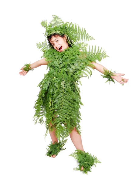 Vrij klein meisje gekleed in groene plant bladeren — Stockfoto