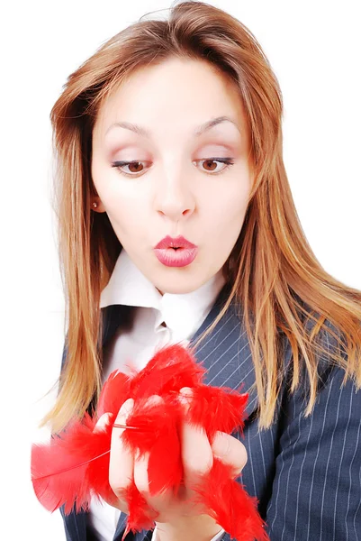 Schöne attraktive Modell puffende rote Feder in der Hand — Stockfoto