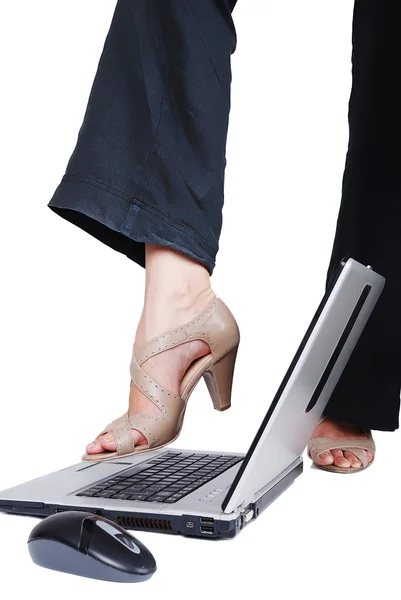 Perna feminina no laptop — Fotografia de Stock