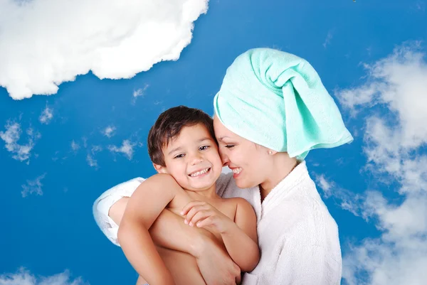 Giovane madre e suo figlio dopo aver fatto il bagno — Foto Stock