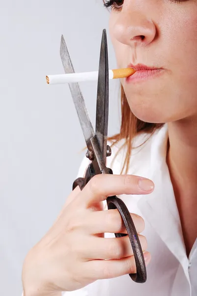 Junge Frau kurz davor, ihre Zigarette abzuschneiden — Stockfoto