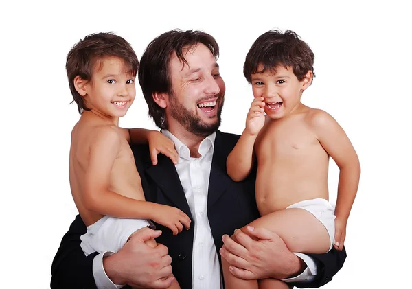 Un joven sosteniendo a sus dos hijos en brazos — Foto de Stock