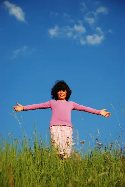 Feliz infancia inolvidable en el prado verde contra el cielo azul — Foto de Stock