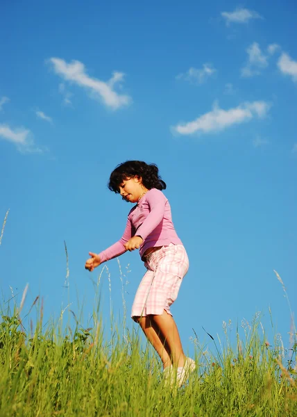 Glückliche unvergessliche Kindheit auf der grünen Wiese vor blauem Himmel — Stockfoto