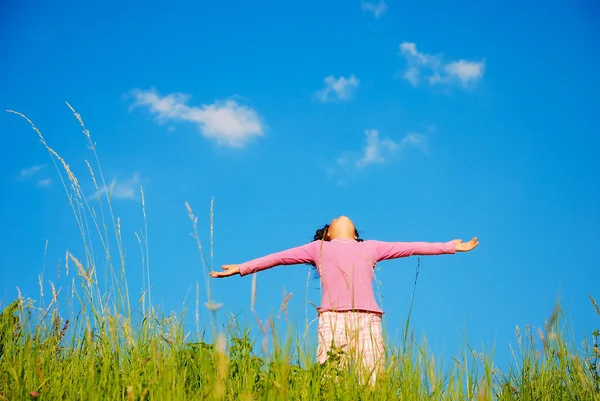 Glückliche unvergessliche Kindheit auf der grünen Wiese vor blauem Himmel — Stockfoto