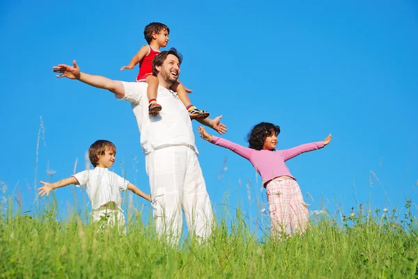 Familia feliz con cuatro miembros en la hermosa escena en la naturaleza — Foto de Stock