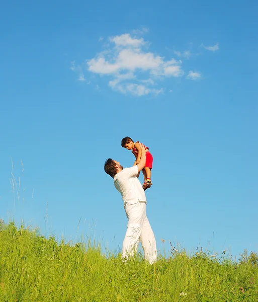 Padre joven en blanco con niño en el hermoso prado — Foto de Stock