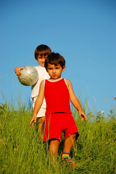 Niños pequeños y felices jugando en la naturaleza — Foto de Stock