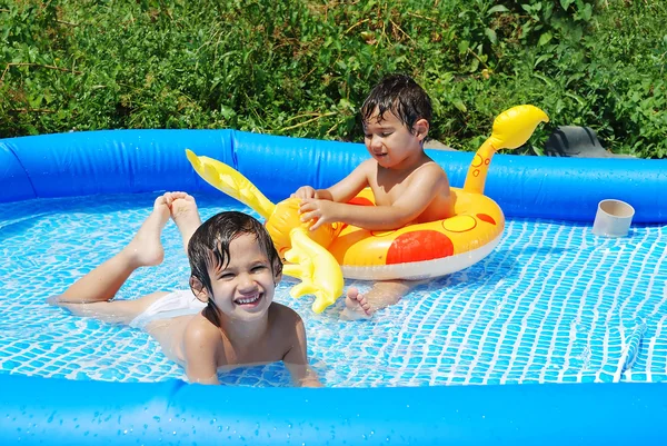 Activités pour enfants sur la piscine en été — Photo