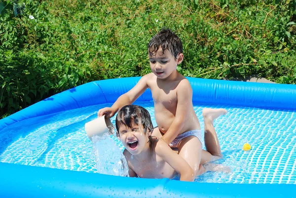Actividades infantiles en la piscina en verano — Foto de Stock