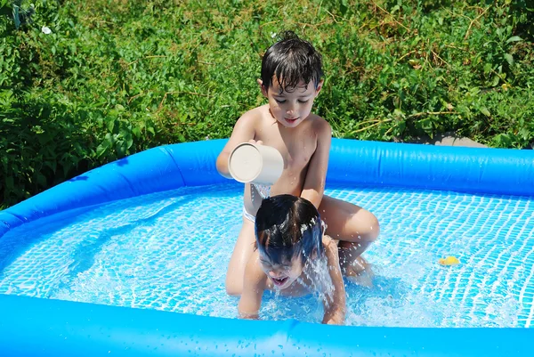 Atividades infantis na piscina no verão — Fotografia de Stock