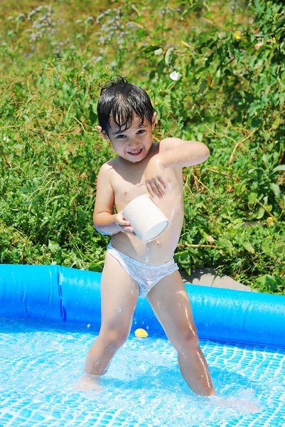 Kinderen activiteiten op zwembad in de zomer — Stockfoto