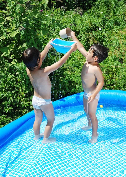 Aktivity dětí v bazénu v létě — Stock fotografie