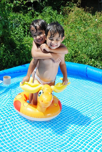Aktivity dětí v bazénu v létě — Stock fotografie