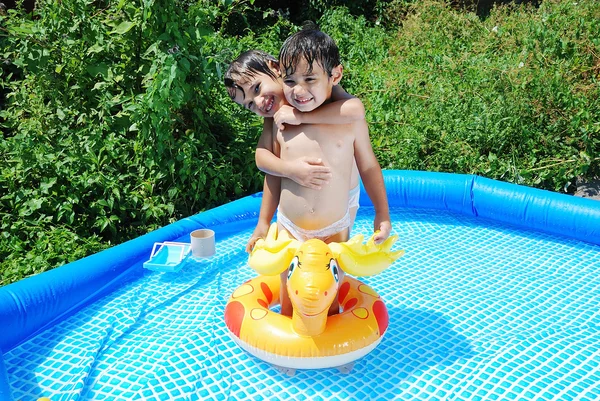 Детские развлечения в бассейне летом — стоковое фото