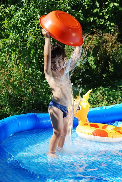 Atividades infantis na piscina no verão — Fotografia de Stock