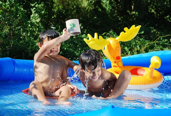 Atividades infantis na piscina no verão — Fotografia de Stock