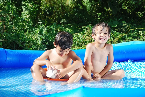 Actividades infantiles en la piscina en verano — Foto de Stock