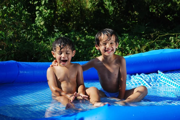 Barnaktiviteter på poolen på sommaren — Stockfoto