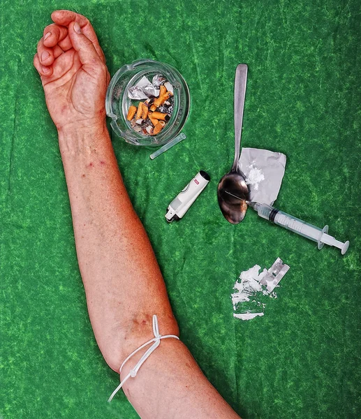Ναρκωτικά εξαρτημένος δραστηριότητες και μερικά εργαλεία στο τραπέζι — Φωτογραφία Αρχείου