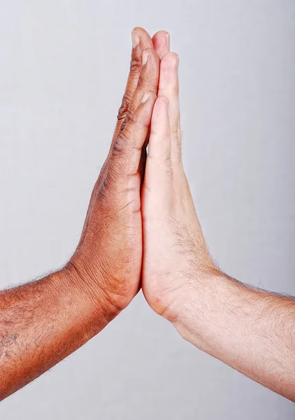 Twee handen aan te raken, zwart-wit op de achtergrond — Stockfoto