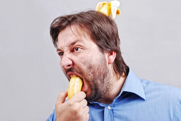 Mladý muž zabije sám sebe s banánem — 图库照片