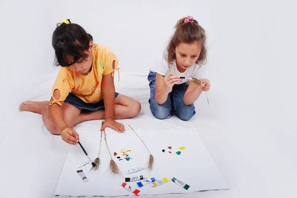 Schöne Szene von zwei Mädchen und spielen mit Farben auf dem Boden — Stockfoto