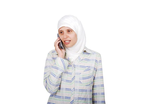 En ung muslimsk kvinna i traditionella kläder isolerade talar på telefon — Stockfoto