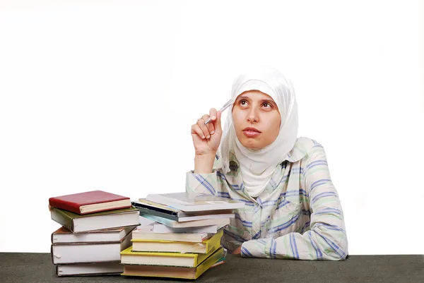 Eine junge muslimische Frau in traditioneller Kleidung im Erziehungsprozess — Stockfoto