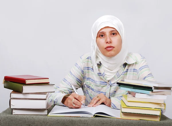 Eine junge muslimische Frau in traditioneller Kleidung im Erziehungsprozess — Stockfoto