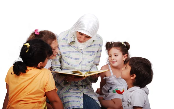 教育プロセスで伝統的な服で若いイスラム教徒の女性 — ストック写真