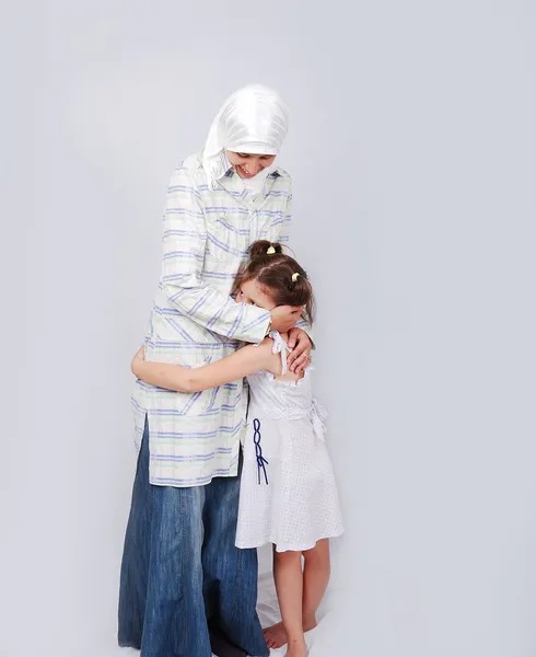 Eine junge muslimische Frau in traditioneller Kleidung im Erziehungsprozess — Stockfoto