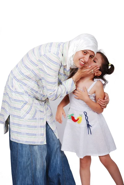 Una giovane donna musulmana in abiti tradizionali nel processo educativo — Foto Stock