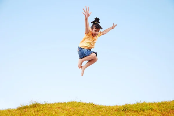 Hermosa escena de la infancia feliz en el aire — Foto de Stock