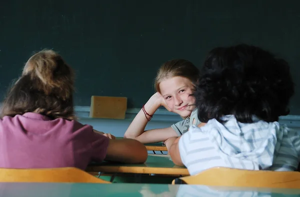 Schüleraktivitäten im Klassenzimmer der Schule — Stockfoto