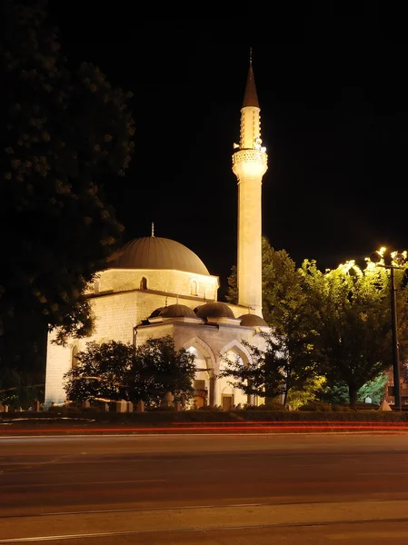 Mosque, crescent and star, traffic and lights at night — Stock Photo, Image