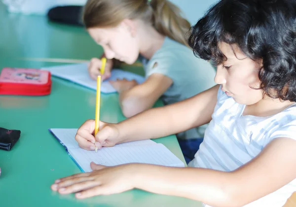 Attività degli alunni in classe a scuola — Foto Stock